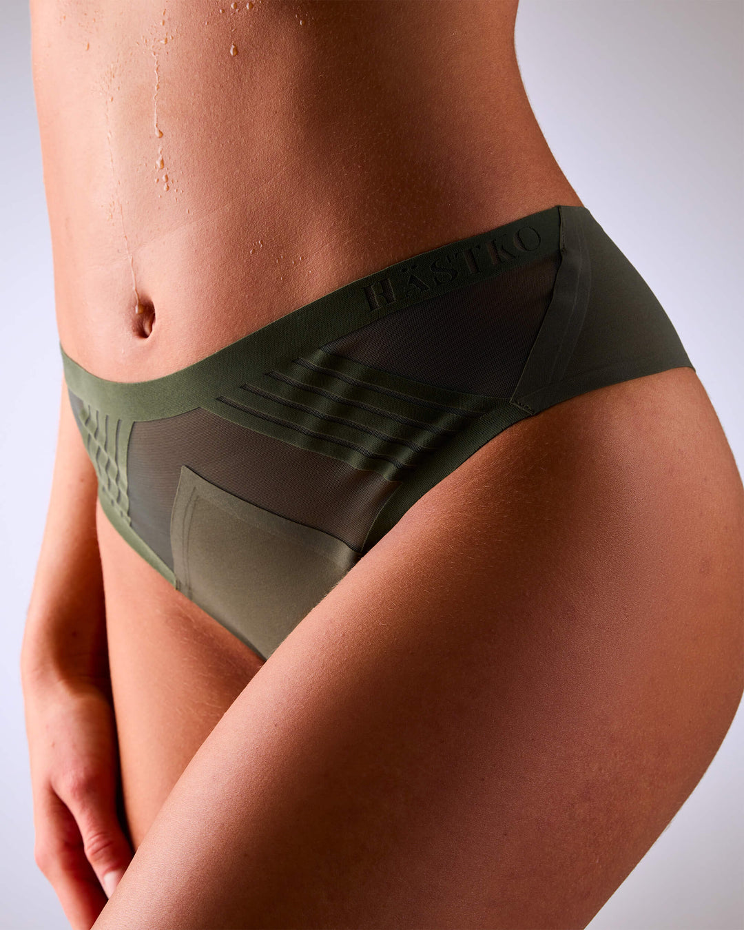 femme portant un tanga de sport sans couture hastko TANGA N°23 #color_kaki