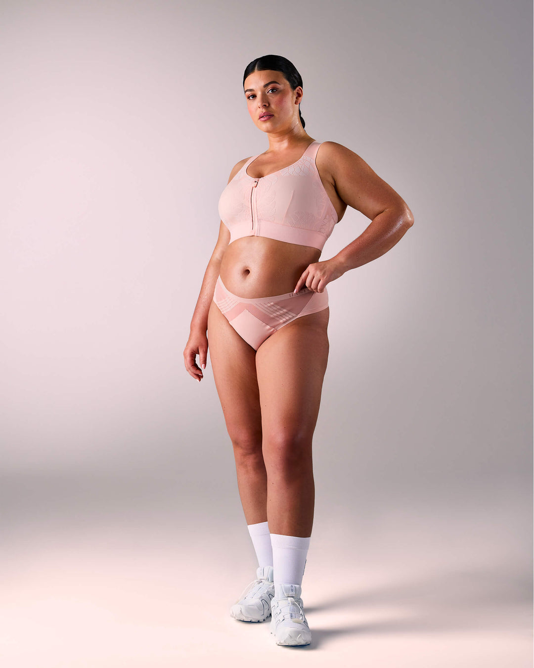 femme portant un tanga de sport sans couture hastko TANGA N°23 #color_nude