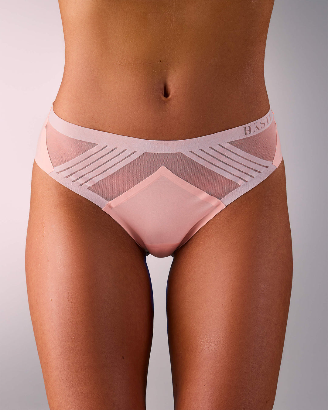 femme portant un tanga de sport sans couture hastko TANGA N°23 #color_nude