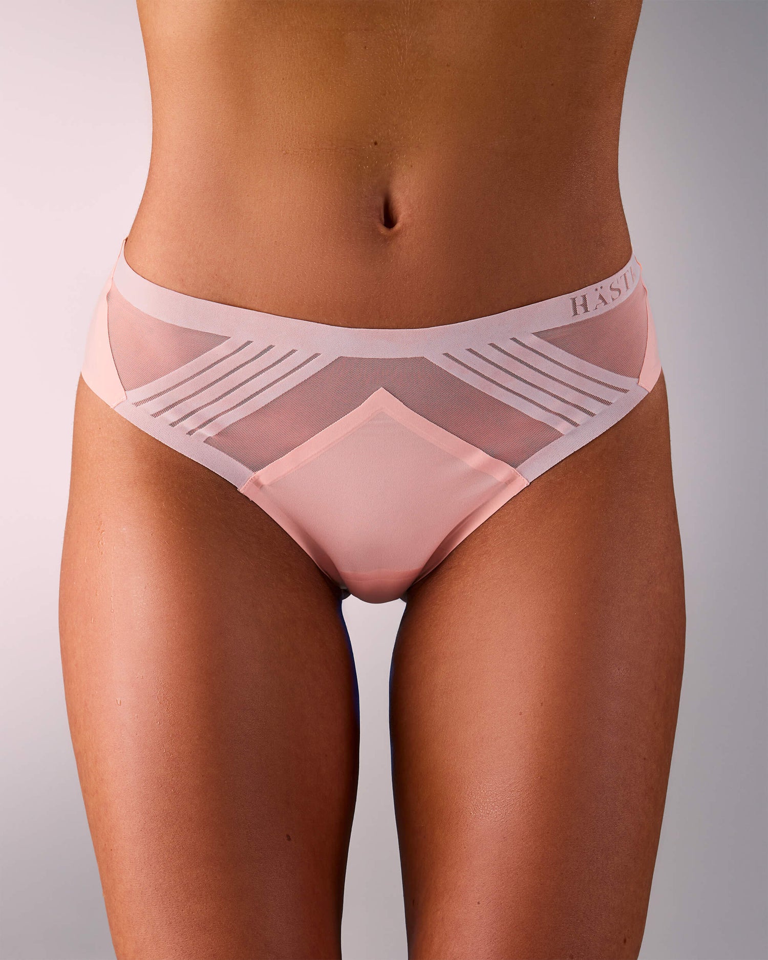 femme portant un tanga de sport sans couture hastko TANGA N°23 