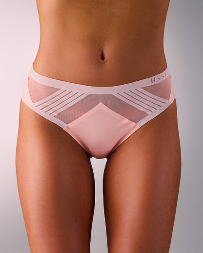 femme portant un tanga de sport sans couture hastko TANGA N°23 