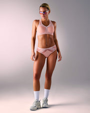 femme portant un tanga de sport sans couture hastko TANGA N°23 