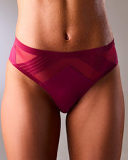 femme portant un tanga de sport sans couture hastko TANGA N°23 