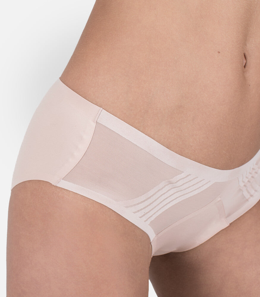 femme portant une culotte pour le vélo ou l'équitation sans coutures #color_nude