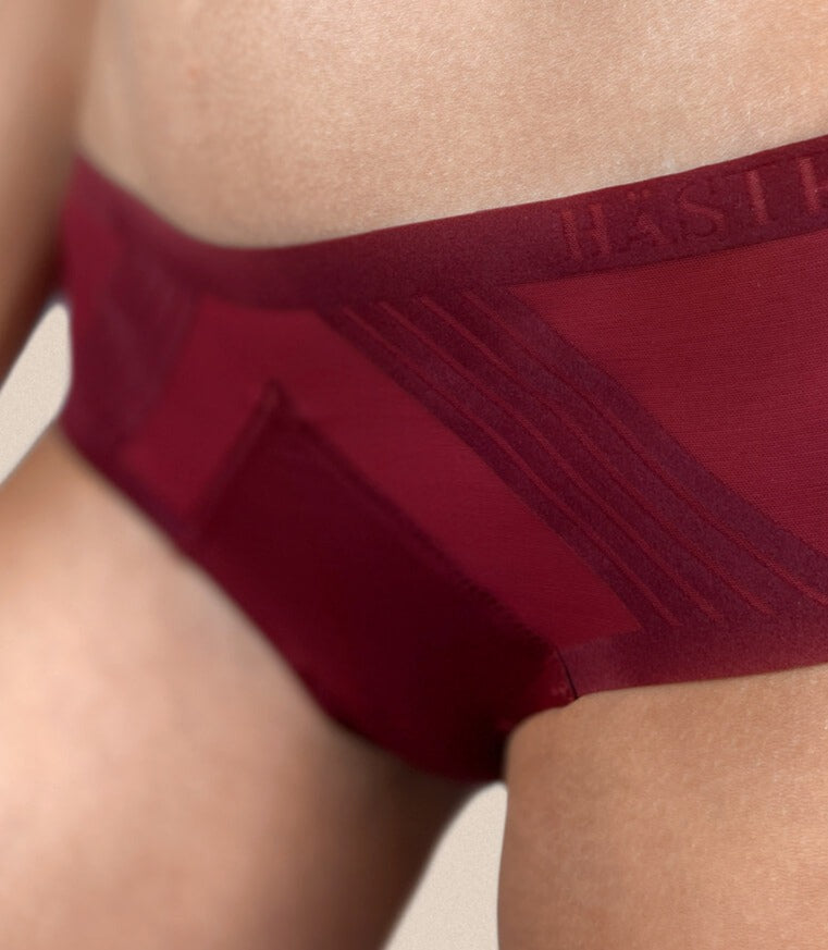 femme portant une culotte pour le vélo ou l'équitation sans coutures #color_tuscany-bordeaux