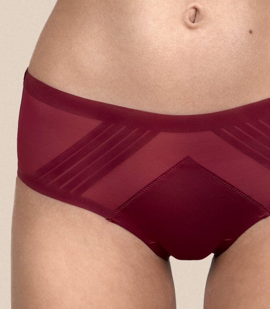 femme portant une culotte pour le vélo ou l'équitation sans coutures #color_tuscany-bordeaux